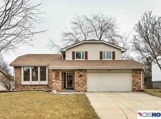 907 Iron Rd, Papillion, NE 68046