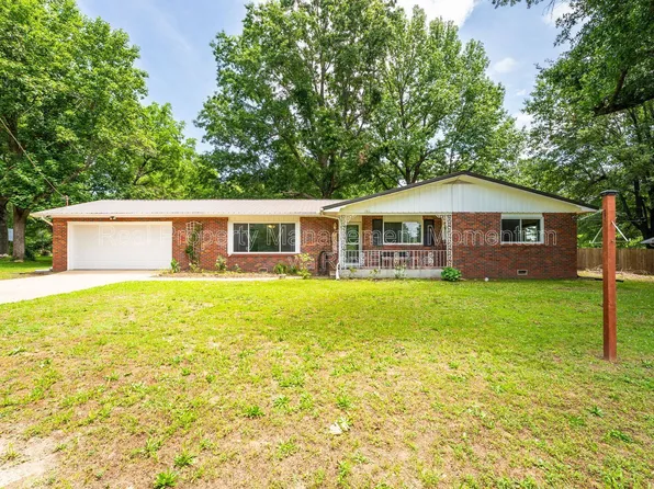 1105 13th St, Monett, MO 65708