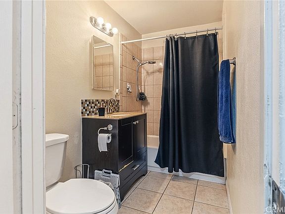 4th image of 2211 N Grape Ave