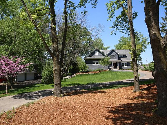 2nd image of 825 Heinel Dr