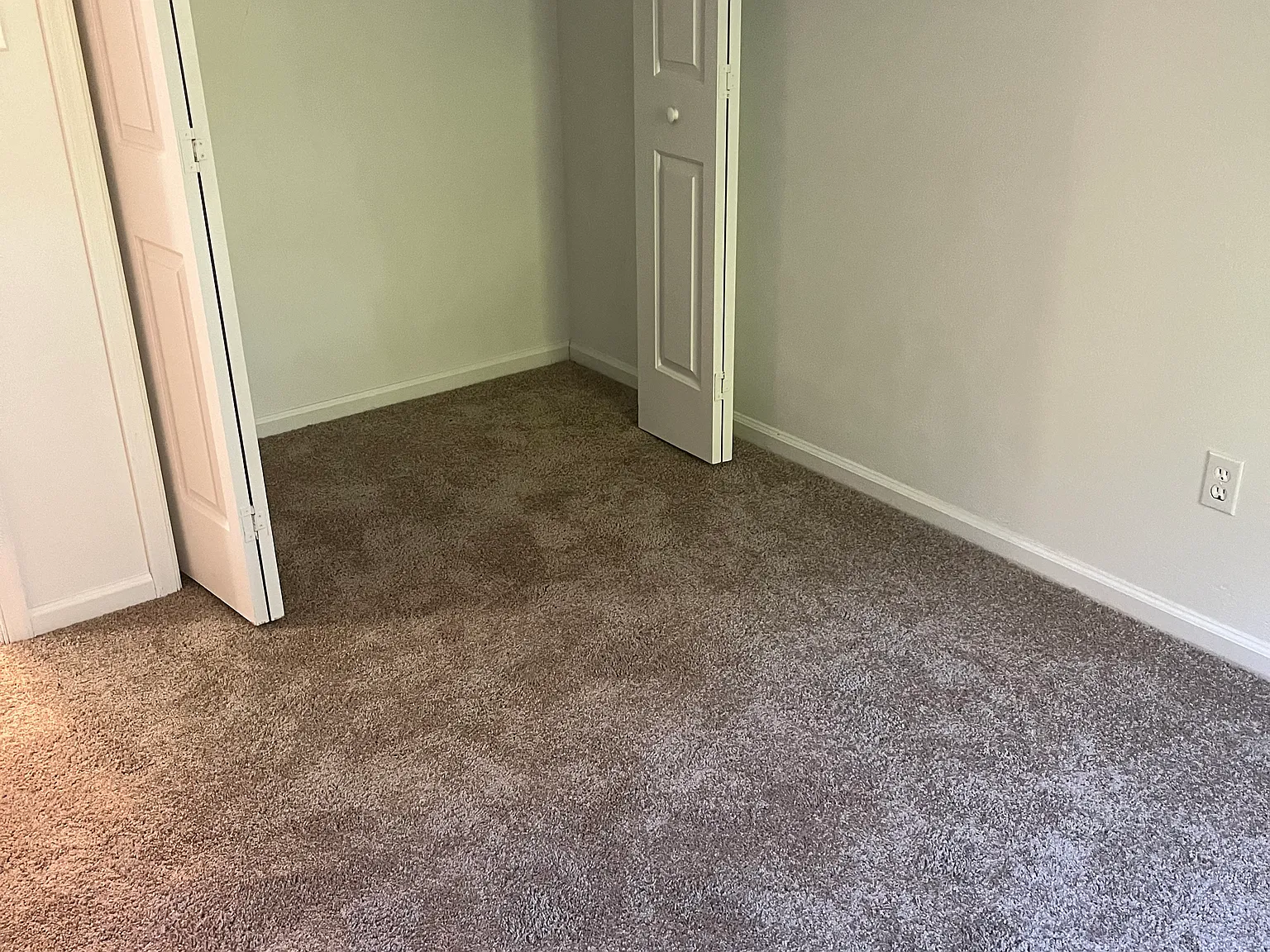 3 bed, 2.5 bath, 1396 sqft, $2,100 — Photo 4