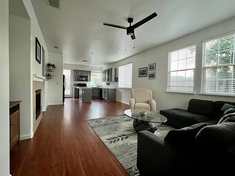 868 Holley Ct — Photo 4