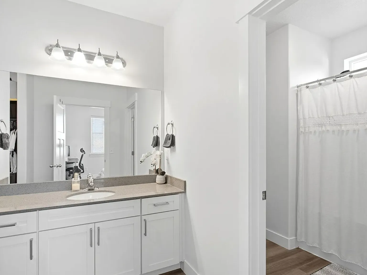 3 bed, 1272 sqft, $2,400 — Photo 3