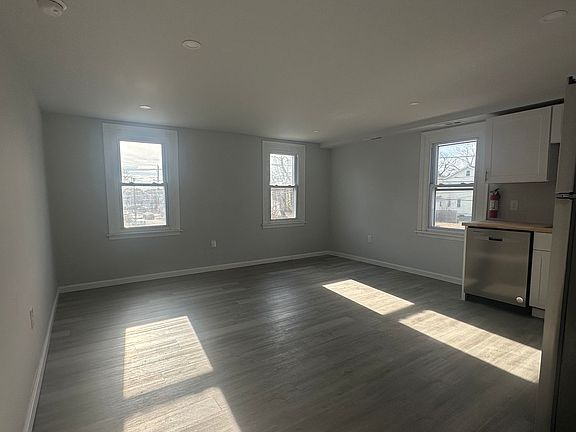 4th image of 125 Pennington Ave #B