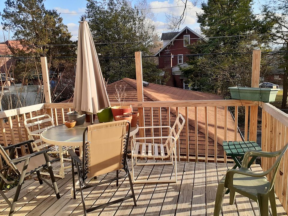 Rear deck shared with upstairs tenant, furniture is included