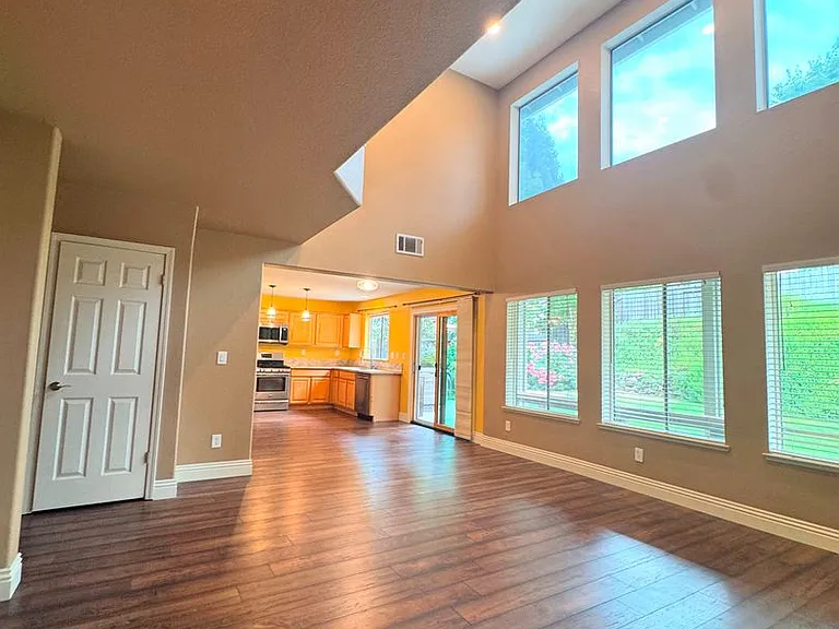 477 Fisher Cir — Photo 3