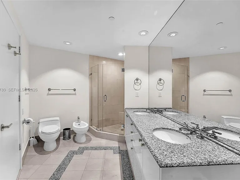 300 S Pointe Dr #809 — Photo 20