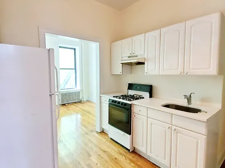 411 E 6th St #2A — Photo 2