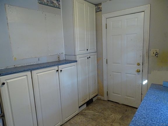 14th image of 665 Dennis St