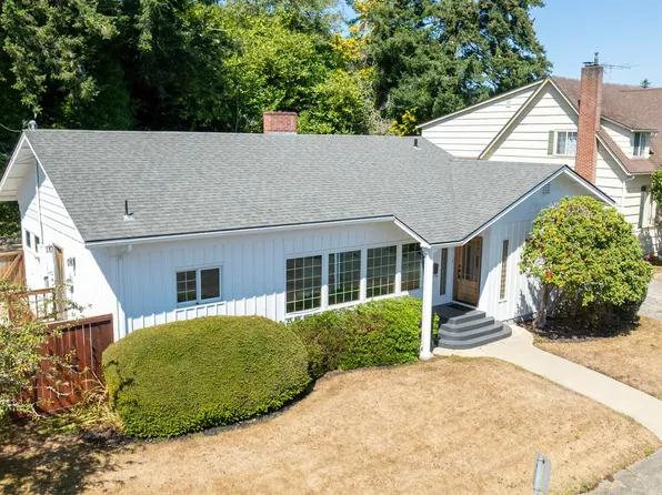 655 S 12th Ct, Coos Bay, OR 97420