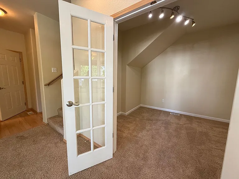 2050A Garry Oaks Ave — Photo 9