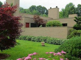 81 Charlton Hill Rd, Hamden, CT 06518