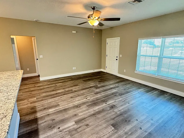 8833 Hampshire Dr — Photo 2