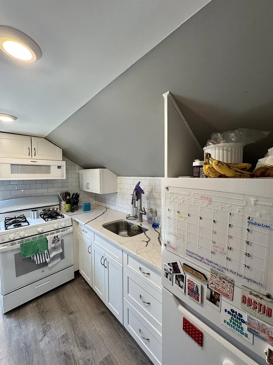 Building Photo - 1033 Broadway #1