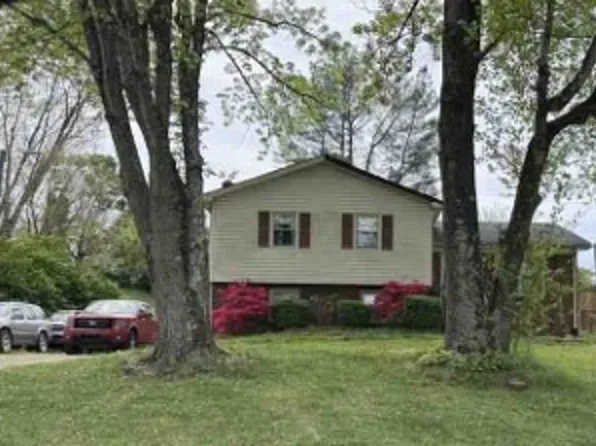 289 Woodcreek Dr, Mount Airy, NC 27030