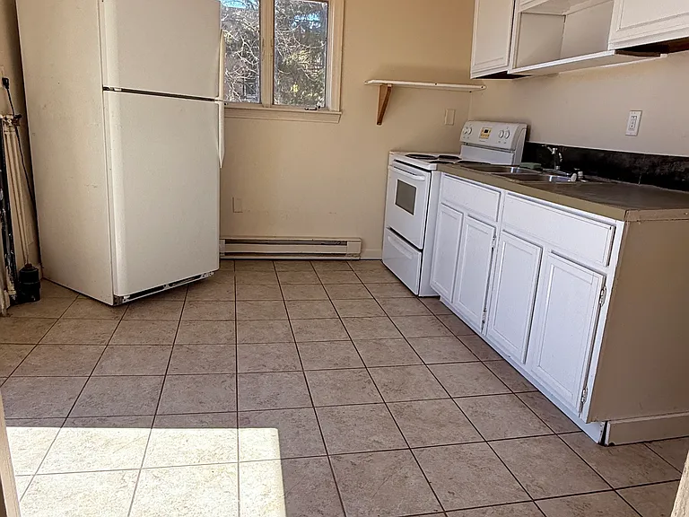 137 Onota St — Photo 8