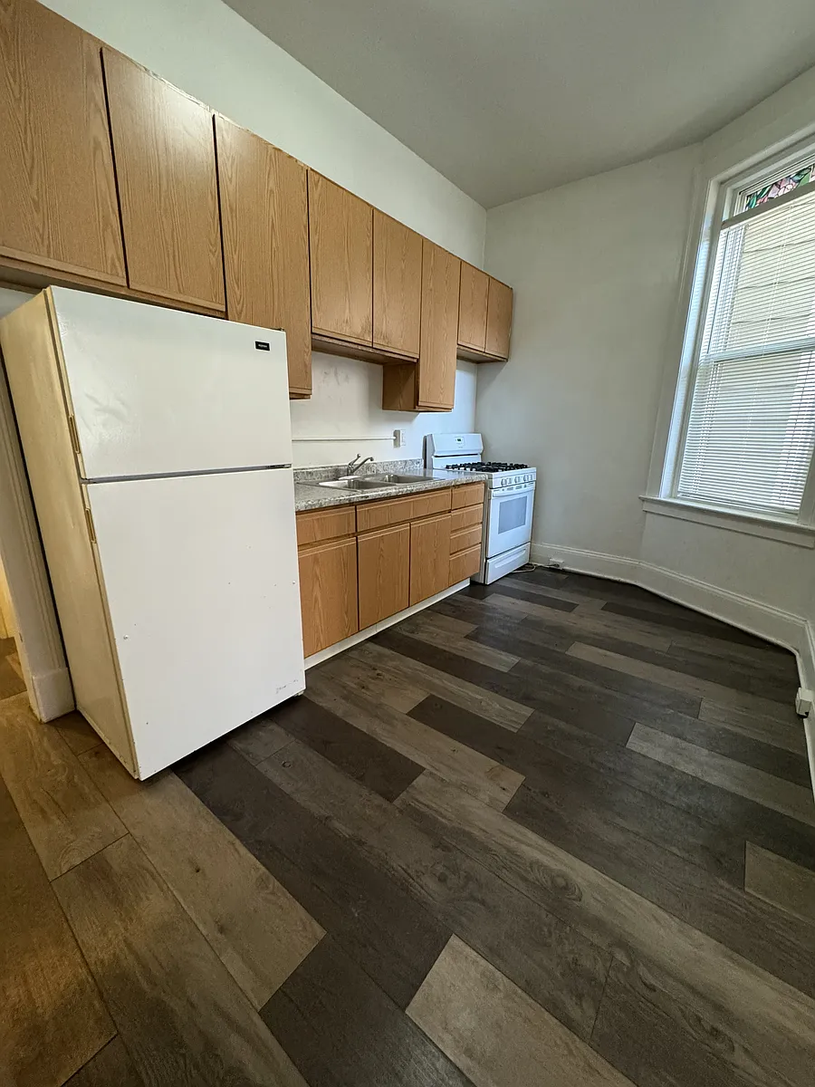 Building Photo - 718-720 E 1st St #5