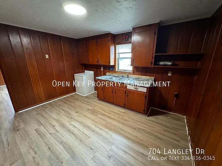 704 Langley Dr — Photo 7