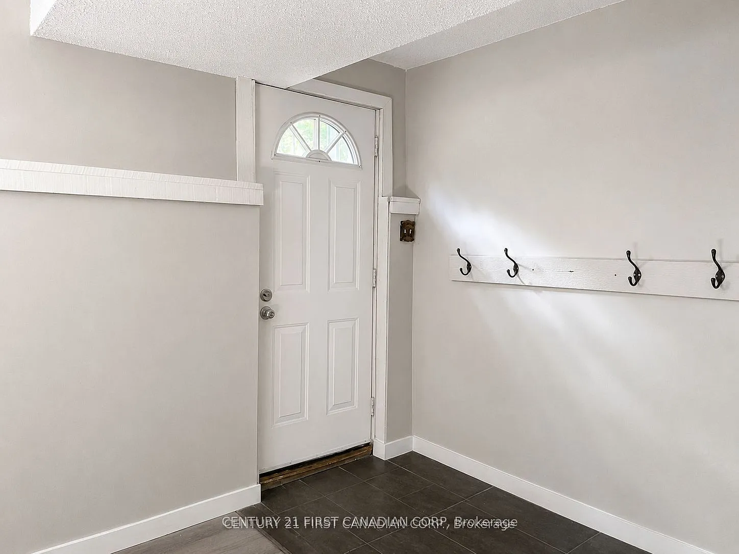 4 bed, $2,850 — Photo 2