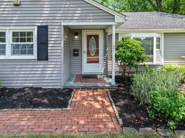 97 Crescent St, Shrewsbury, MA 01545