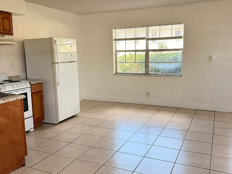 640 SW 9th Ct #7 — Photo 8