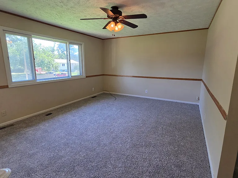 8125 Valley Rd — Photo 2