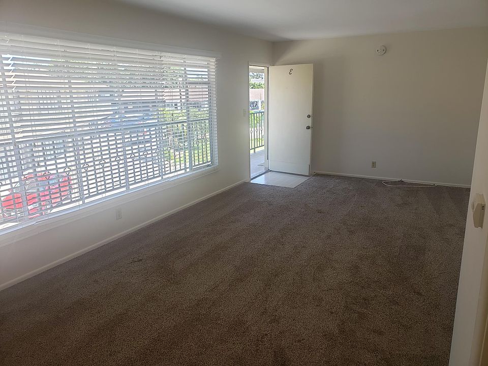 Living room / entry