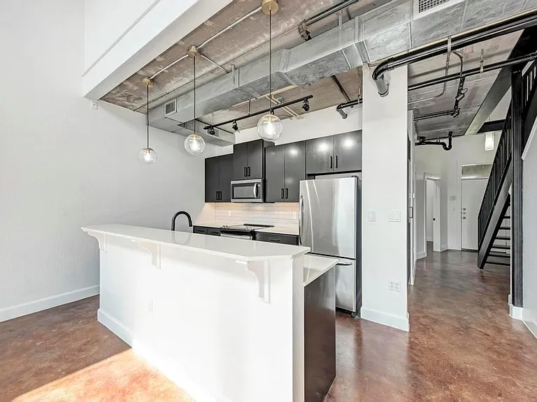 807 E 14th St #305 — Photo 24