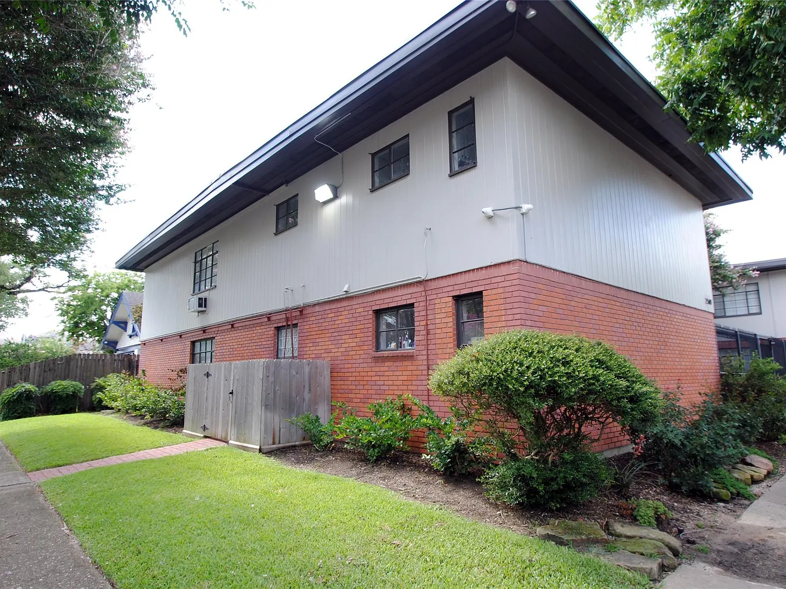 1 bed, 1.0 bath, 650 sqft, $950 — Photo 2