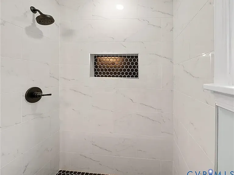 2105 Clarke St — Photo 11