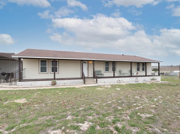 185 Lakeview Circle, La Vernia, TX 78121