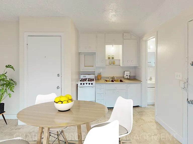 817 W 11th St #4 — Photo 1
