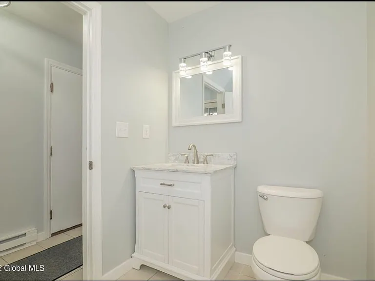 4 Clubhouse Dr #4 — Photo 4