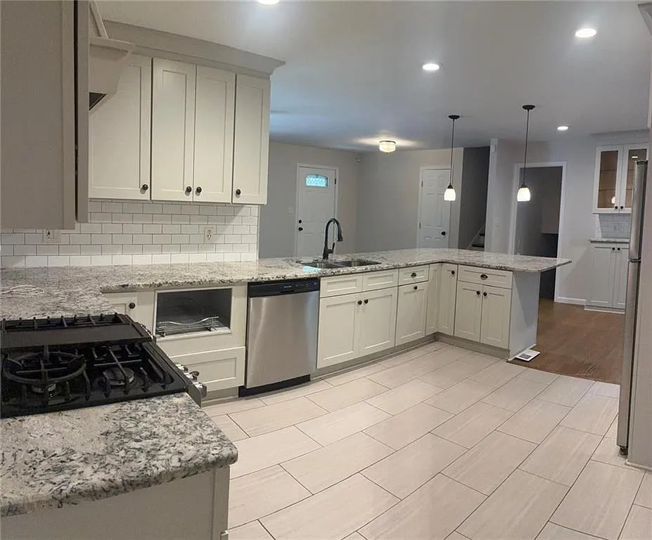 5 bed, 3.0 bath, 1902 sqft, $2,295 — Photo 4