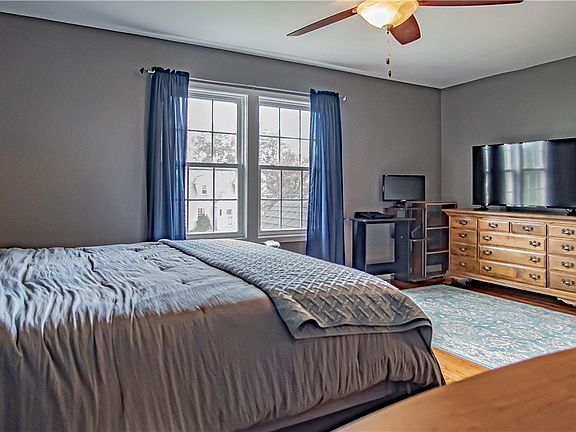 3rd image of 495 Huxley Dr