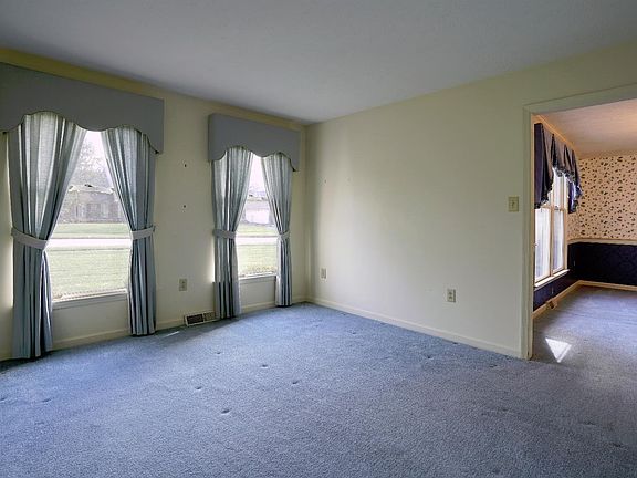 4th image of 200 Hawthorne Dr