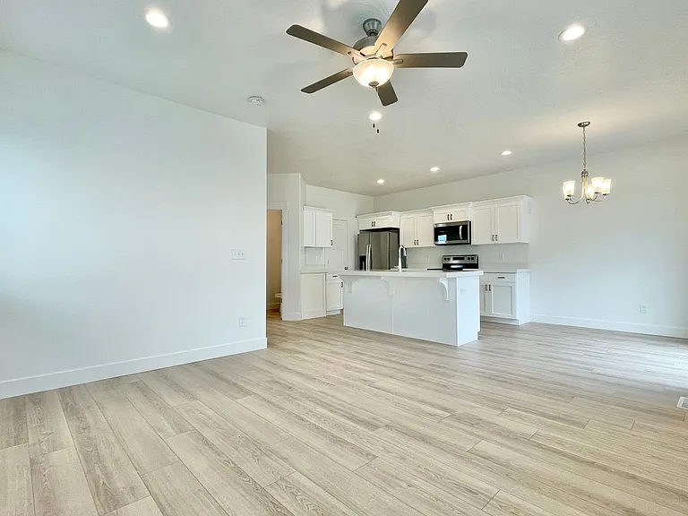 899 E Pacific Dr — Photo 6