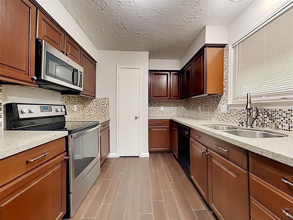 1st image of 2808 Pinewood Dr