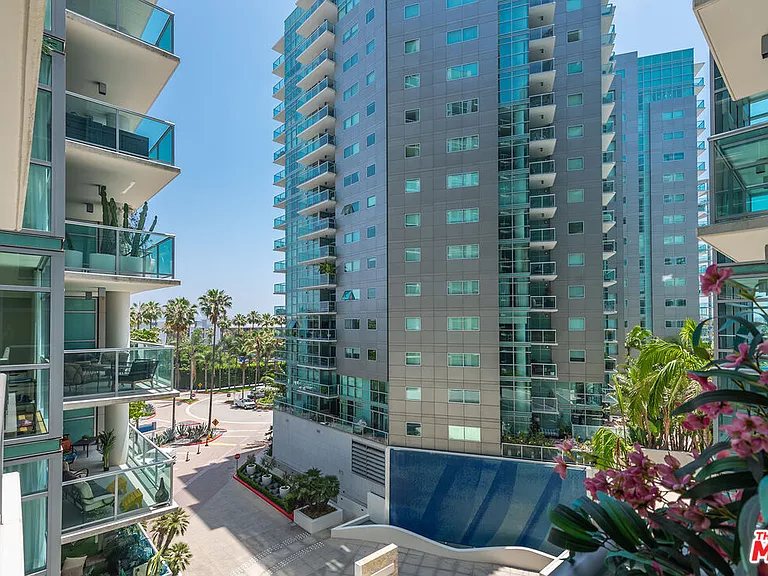 13700 Marina Pointe Dr #627 — Photo 12
