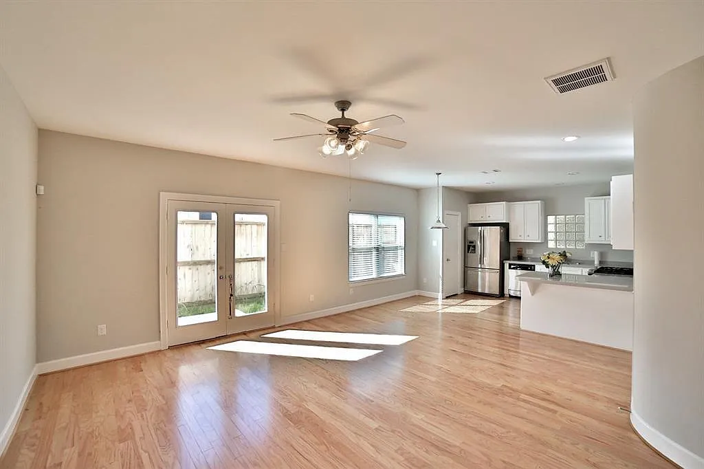 3 bed, 2.5 bath, 1695 sqft, $1,900 — Photo 4