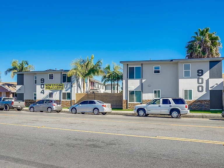 900 Alamitos Ave — Photo 2