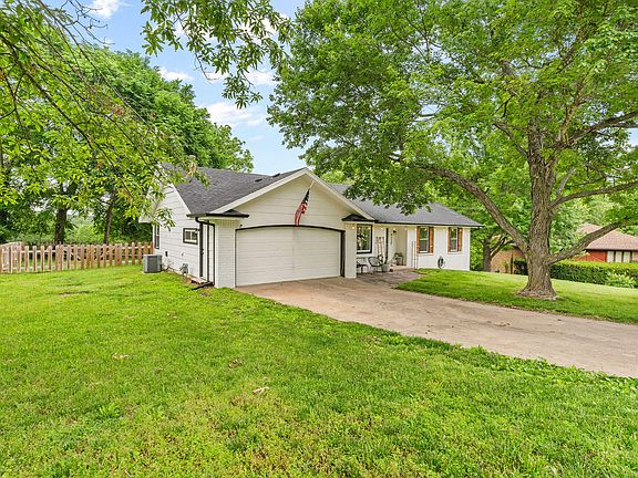 4th image of 923 E Bluff Drive