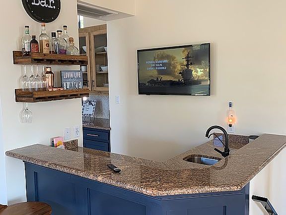 Wet bar off the dining room