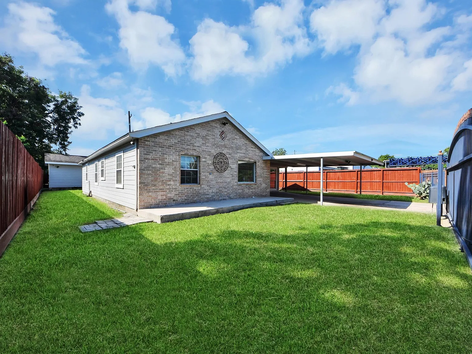 3 bed, 2.0 bath, 2209 sqft, $2,000 — Photo 3
