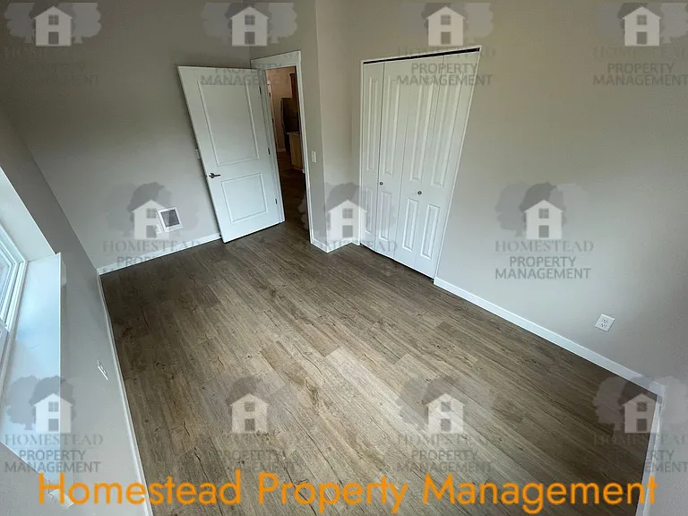 283 Knox St N — Photo 8