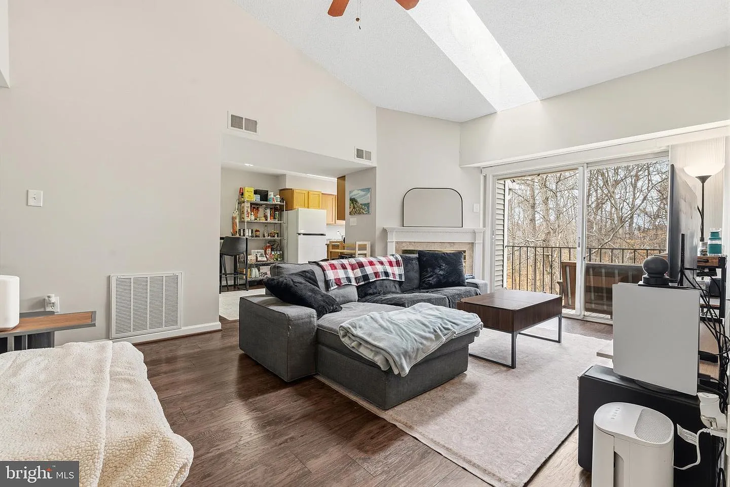 2 bed, 857 sqft, $2,100 — Photo 4