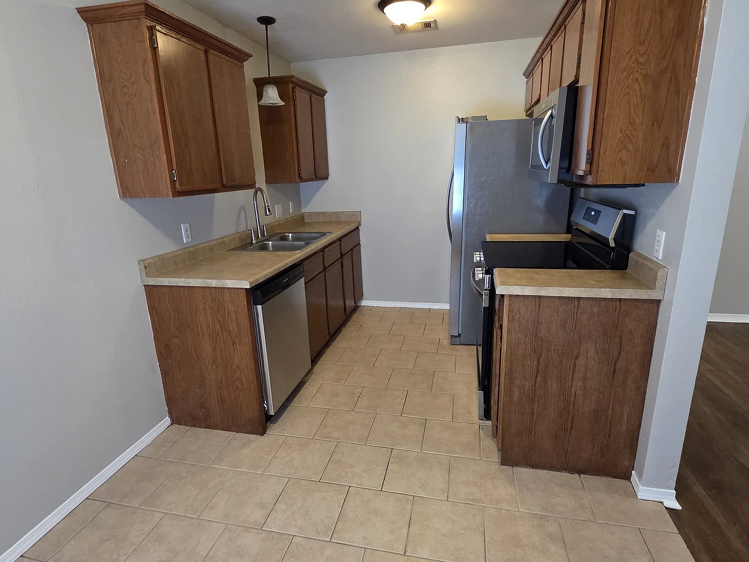 3 bed, 1075 sqft, $1,225 — Photo 4