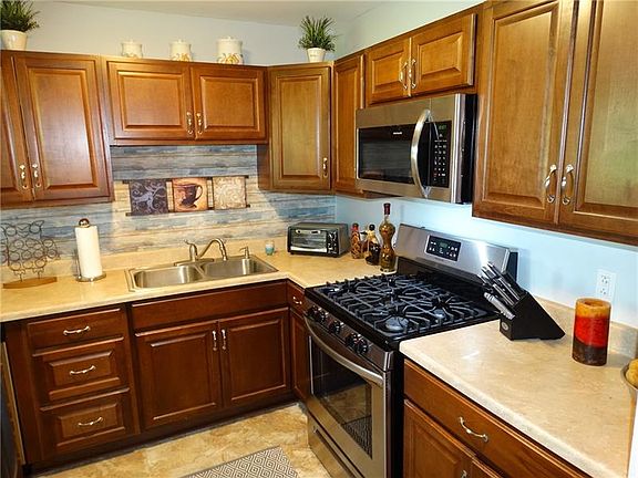 5th image of 79 Robinhood Dr