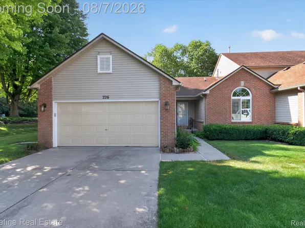 226 Crestlawn Dr, Whitmore Lake, MI 48189