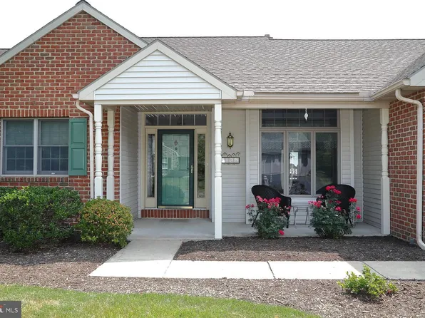 13 Village Dr, Lititz, PA 17543